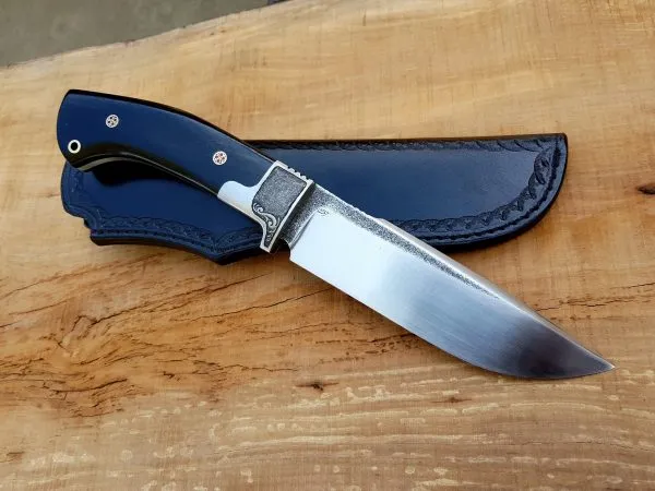 Klasičan lovački nož sa crnim koricama