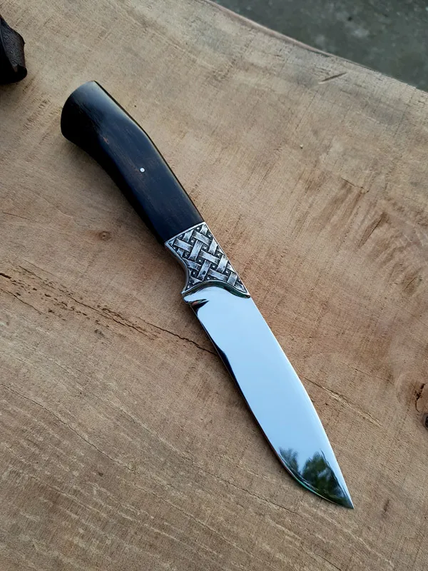 Lovački nož sa crnom drškom